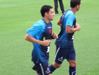 Éder Luis corre no gramado de São Januário