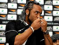 Carlos Alberto beija a cruz de malta na reapresentação