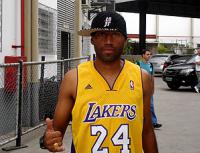 Nunes, atacante do Vasco, com a camisa do Lakers