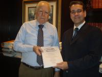 Dr. Jos Maquieira (esq) recebe do Dr. Jorge Lila (dir) a proposta de reforma do estatuto feita pela Cruzada
