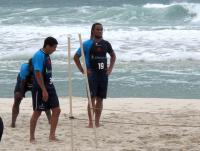 Suspenso da prxima partida, Carlos Alberto treina forte na praia da Barra