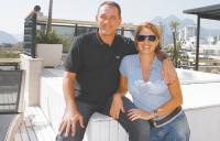 PC Gusmão e Ana Beatriz na casa do casal, na Barra. Carioca da gema, treinador festeja boa fase no clube do seu coração