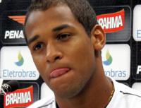 Fellipe Bastos durante entrevista em São Januário