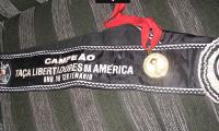 A faixa e a medalha de campeo da Libertadores de 1998 conquistada com o Vasco. Fabrcio jogou cinco partidas na campanha