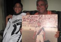  Os pais Guionedir da Silva Alves e Roberval Alves mostram com orgulho uma camisa e uma foto do filho pelo Vasco