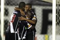Jogadores comemoram gol de Cesinha
