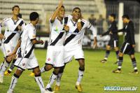 Jogadores comemoram gol de Patric
