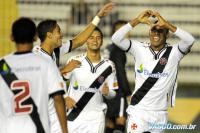 Jogadores comemoram gol de Patric