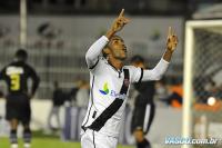 Jogadores comemoram gol de Patric