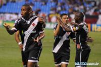 Jogadores comemoram gol de Cesinha