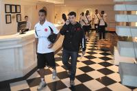 Vinicius aparece ao lado do volante Rafael Carioca