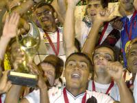 Romário comanda a festa vascaína na entrega da taça em pleno Palestra Itália