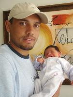 Marcel, reforço do Vasco, com a filha Sara no colo