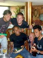 Fellipe Bastos tocando pandeiro com amigos