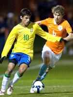 Guilherme Costa com a camisa 10 de Seleo Brasileira diante da Holanda