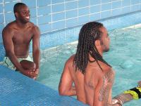 Carlos Alberto e Z Roberto no treino fsico na piscina