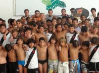 Nilton entre as crianças