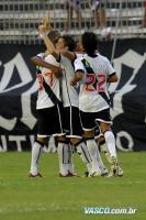 Jogadores comemoram gol de Anderson Martins