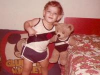 Mauricio aos 2 anos com seu ursinho vascano