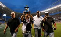 Dinamite, Jorginho e Jnior Nego mostram trofu do Mundialito de Beach Soccer