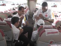 Jogadores disputam partidas de cartas no avio de volta ao Rio