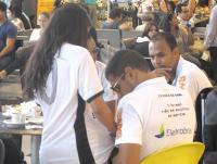 Diego Souza autografa camisa de torcedora no Recife