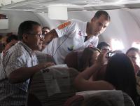 No avio, Felipe tirou fotos com uma famlia de torcedores