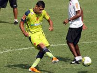 Com o novo uniforme, Diego Souza treina em São Januário
