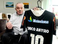 Chico Anysio mostra camisa personalizada que ganhou de Roberto 