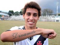 Rodrigo Dinamite mostra sua tatuagem com nome do pai