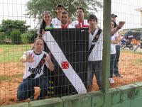 Torcedores vascaínos prestigiam o time durante o treinamento