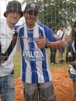 Torccedor do Avaí assiste ao treino do Vasco