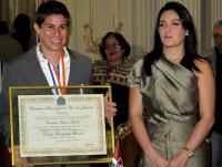 Conca posa com o diploma ao lado da namorada Paula