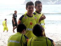 Jogadores conversam antes do treino físico na praia da Barra