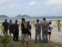Torcedores acompanham treino do Vasco na praia da Barra