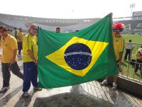 Carlinhos Pas e Marcelo Damasceno exibem orgulhosos a bandeira do Brasil