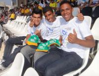 Marllon (primeiro) ao lado dos amigos da escola na estreia do Brasil nos Jogos Mundiais Militares