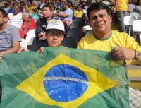 Mrcio Anderson e o filho com a bandeira brasileira nas cadeiras de So Janurio, nesta sexta-feira