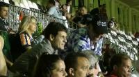 O ex jogador Silvinho e o cantor Paulinho Mocidade durante a partida