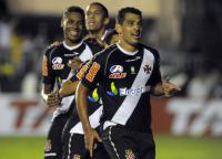 Jogadores comemoram gol de Diego Souza