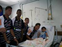 Juniores do Vasco visitam crianas no Hospital Salgado Filho