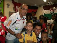 Juniores do Vasco visitam crianas no Hospital Salgado Filho