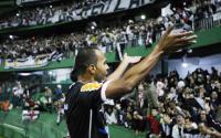 Alecsandro agradece o apoio da torcida vascana no Couto Pereira na conquista da Copa do Brasil