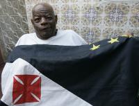 Pai Santana com bandeira do Vasco