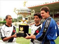 Posando com a taa do Estadual 1998 com Donizete e Carlos Germano
