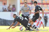 Jogadores comemoram gol de Thiago Feltri