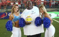 No showbol, Bola Sete ganhou a companhia de belas cheerleaders