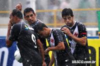 Jogadores comemoram gol de Diego Souza