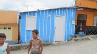 A casa (azul) onde mora a famlia de Fabrcio, no interior da Bahia