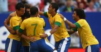 Romulo comemora um dos gols do Brasil